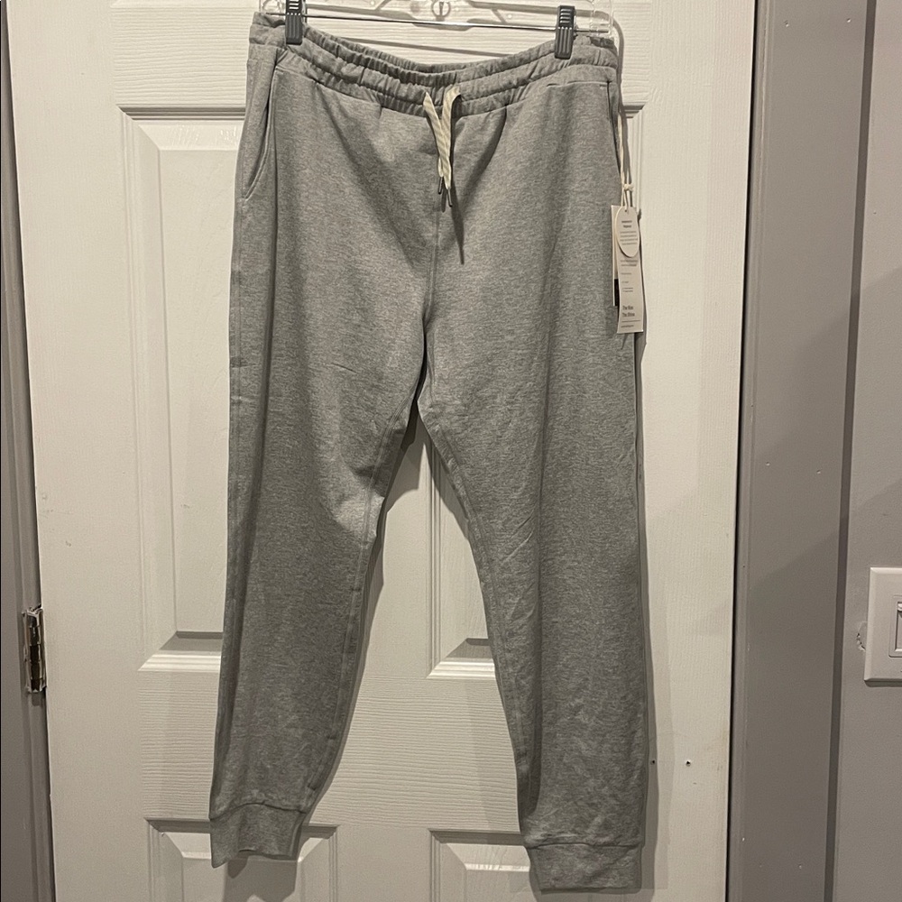 Brand new Vuori performance jogger in pale gray heather